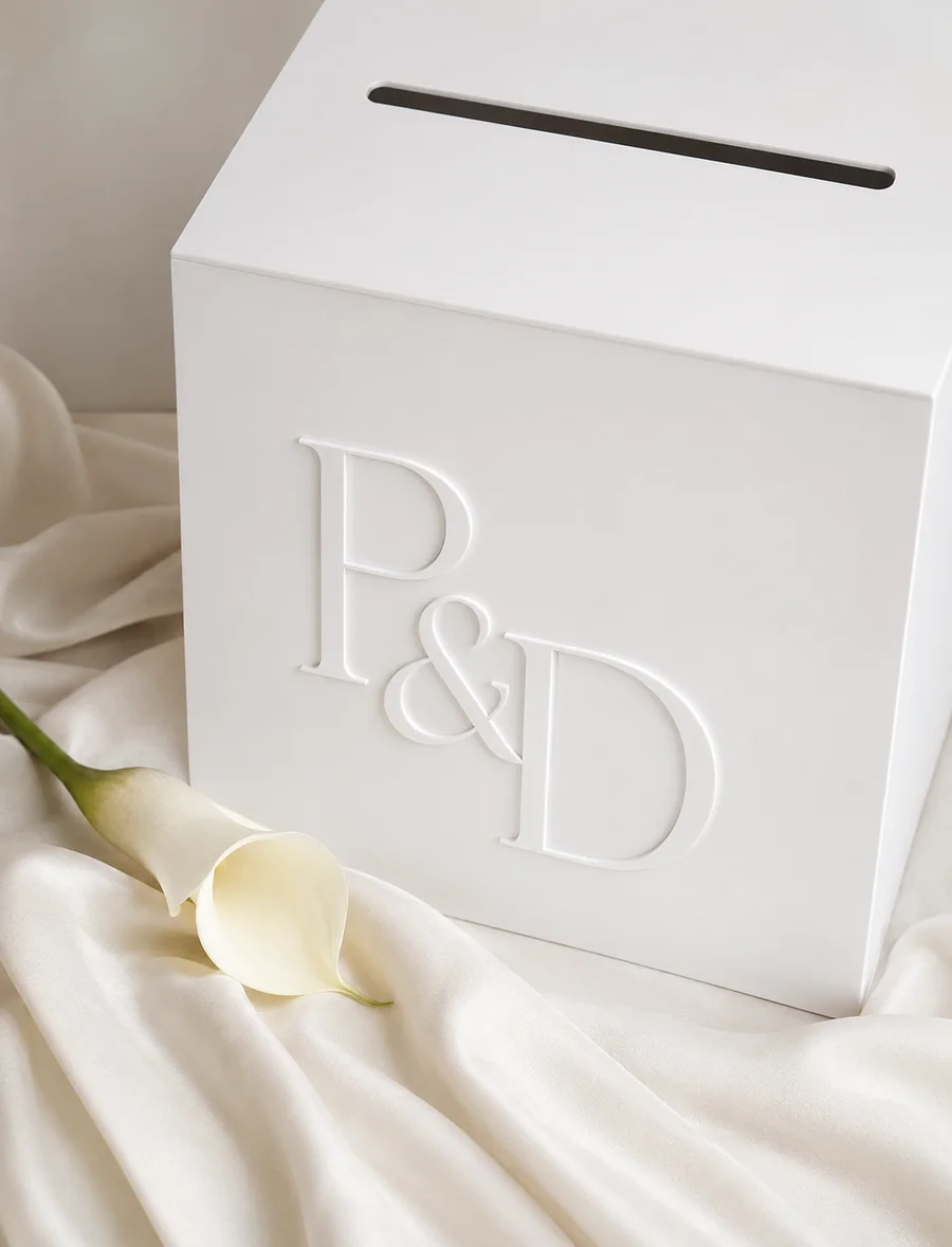 Bílý box na přání a dary s monogramem P&D a kalou