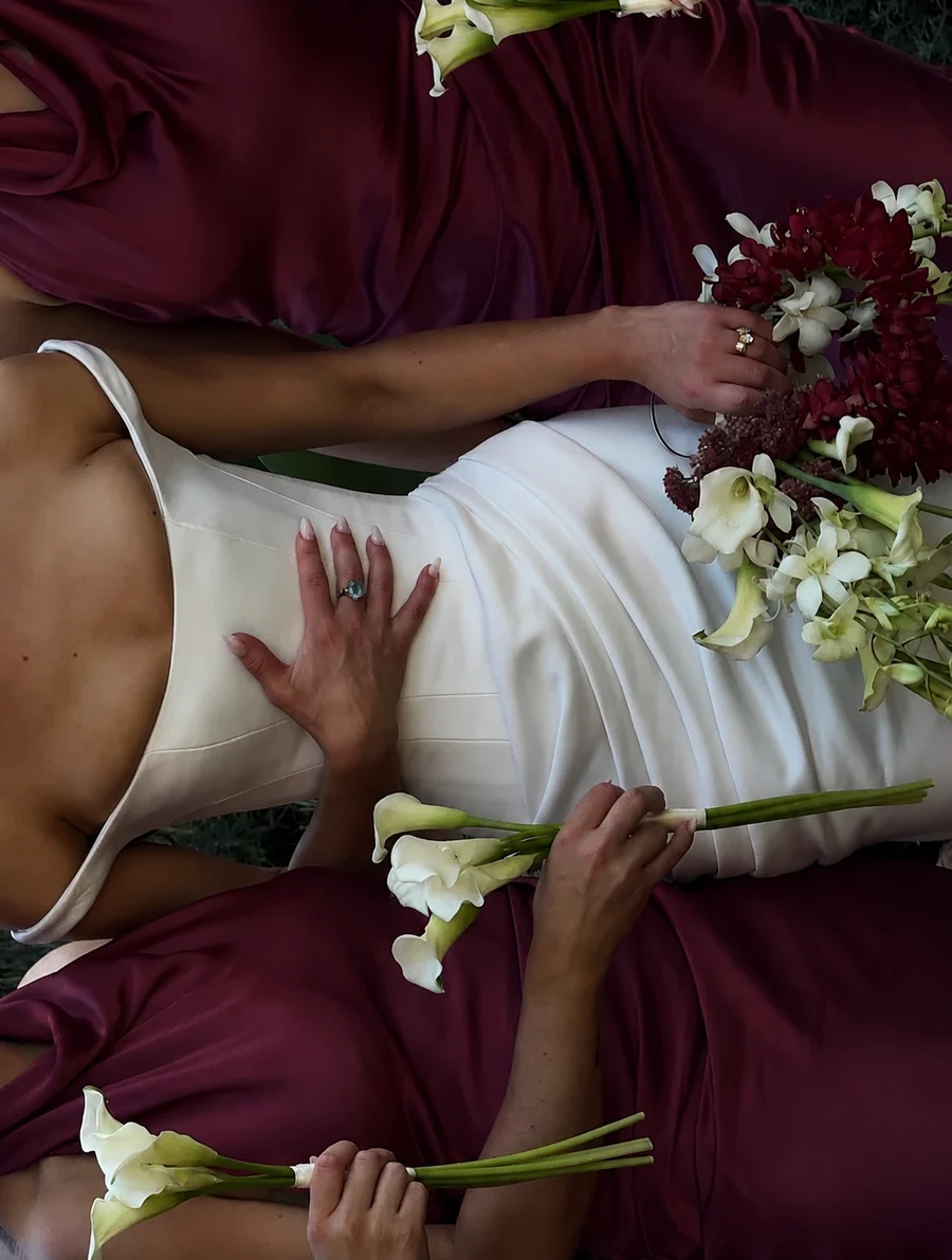 Dámský dress code — burgundy šaty a kaly