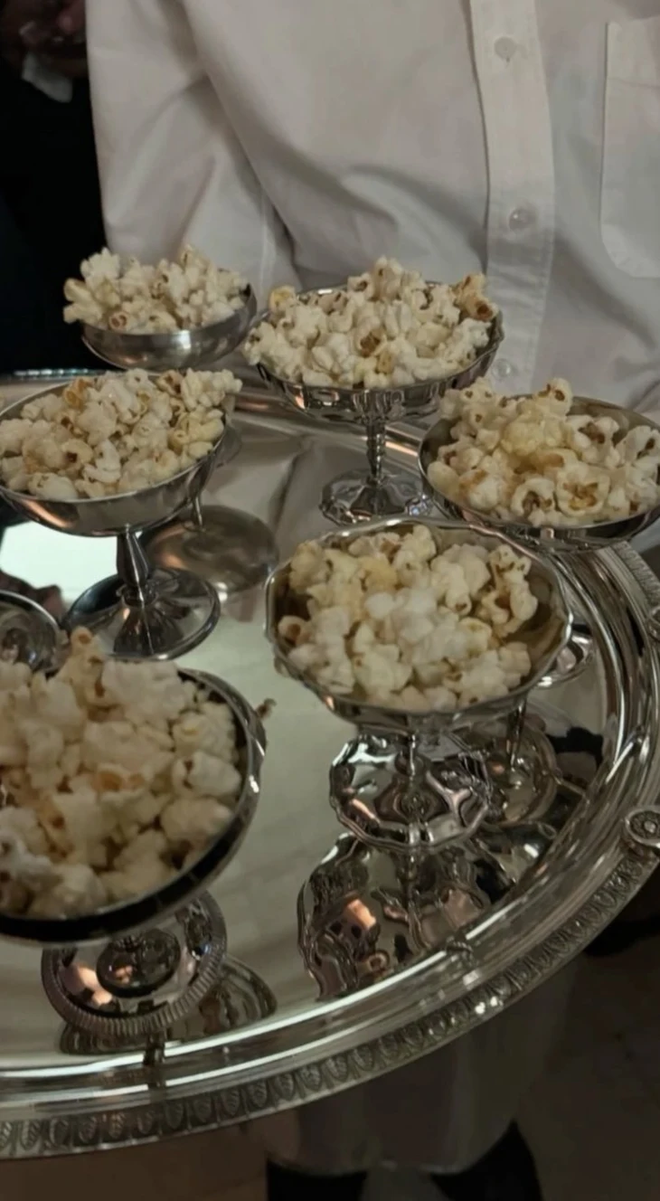 Popcorn ve stříbrných pohárech na tácu
