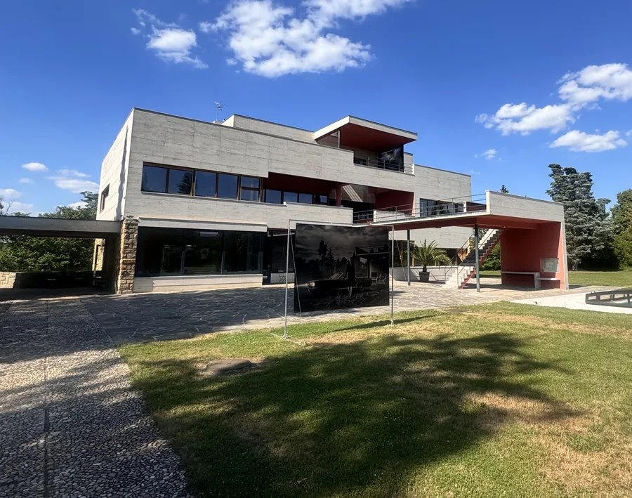 Vila Volman — pohled na budovu přes kamennou dlažbu